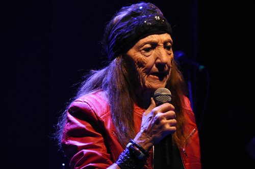 H 90χρονη Ελληνίδα Τζάνις Τζόπλιν αποδεικνύει πως όταν κάνεις αυτό που αγαπάς, είσαι πάντα νέα