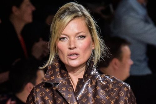 Κάν' το όπως η Κέιτ Μος: Φόρεσε κομψά τις μπότες τύπου Ugg σαν να ήταν ψηλοτάκουνα