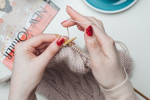 Μανικιούρ: Ακόμα κι αν δεν είσαι φαν των αξεσουάρ στα νύχια, θα λατρέψεις αυτή τη λαμπερή τάση