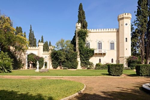 Ο παραμυθένιος πύργος που βρίσκεται στην Αθήνα ανοίγει τις πόρτες του στο κοινό για ξεναγήσεις