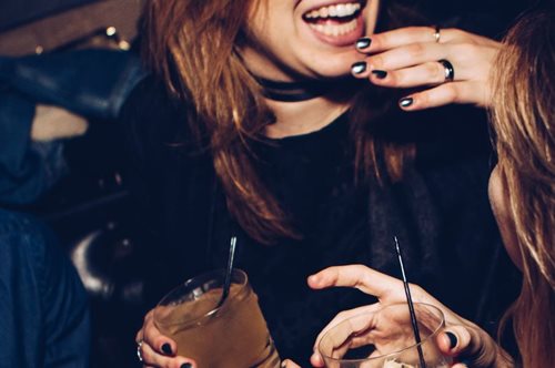 Πηγαίνεις μόνη φεύγεις ζευγάρι: Λίγο πριν τα Χριστούγεννα γίνεται ένα πάρτι με θέμα το φλερτ  