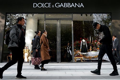 Η Κίνα μποϊκοτάρει τους Dolce & Gabbana μετά από σποτ που θεωρήθηκε ρατσιστικό