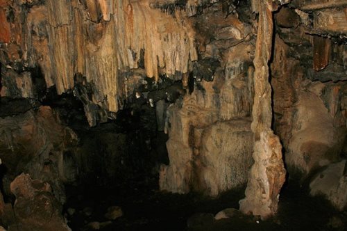 Ένα μυστηριώδες σπήλαιο με σκαλισμένα αγάλματα στο εσωτερικό βρίσκεται στον Υμηττό