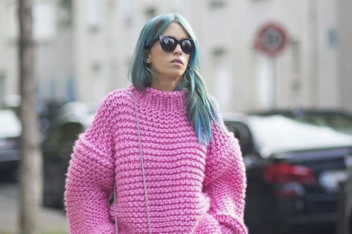 Το «ρούχο της γιαγιάς»: Πώς το φορούν φέτος οι ενημερωμένες fashionistas κάνοντάς το να δείχνει κουλ