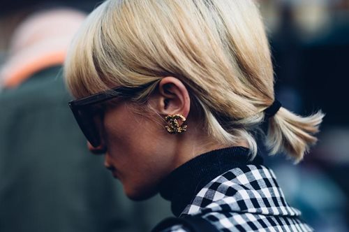 Παλτό και ζιβάγκο: Πώς να δείχνεις λεπτή και φίνα μέσα στα βαριά ρούχα του χειμώνα 