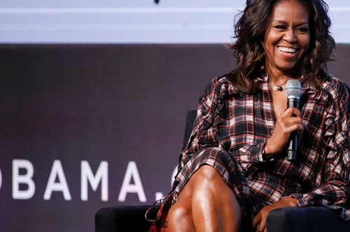 Ό,τι πιο λαμπερό. Η Μισέλ Ομπάμα μόλις εμφανίστηκε με το απόλυτο αξεσουάρ των φετινών γιορτών