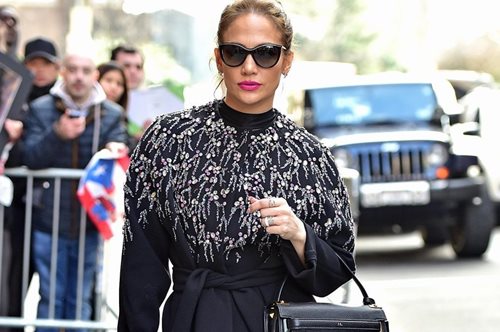 H Tζένιφερ Λόπεζ φοράει τα νέα sneakers της Nike με τα οποία έχει ξετρελαθεί όλο το διαδίκτυο