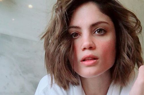 Το χριστουγεννιάτικο δέντρο στο σπίτι της Μαίρης Συνατσάκη κρύβει μία μικρή έκπληξη