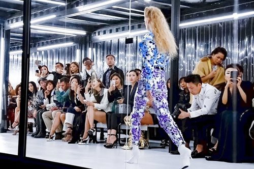 Το καλοκαίρι του 2019 θα φορέσουμε τα floral με τον τρόπο που προτείνει ο οίκος Louis Vuitton 