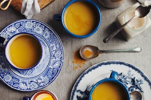 Έπινα κάθε πρωί ζεστό νερό με κουρκουμά για 12 μήνες και να τι συνέβη στο σώμα και το δέρμα μου 