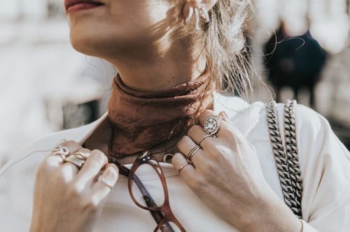 Λατρεύεται στο Instagram. Το πιο στιλάτο κόσμημα του χειμώνα μεταμορφωνεί τα καθημερινά μας λουκ