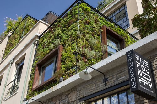 Κρεμαστοί κήποι και θέα στην Ακρόπολη: Το νέο ξενοδοχείο στου Ψυρρή είναι μία αστική όαση