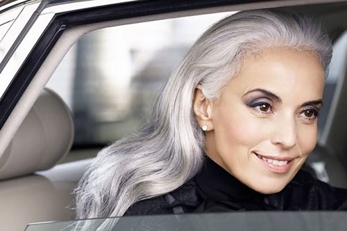 Το 63χρονο μοντέλο που έχει καταρρίψει τους ηλικιακούς νόμους της φύσης σου λέει το μυστικό της 