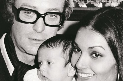 «Είμαι έξαλλα ευτυχής». Ο 85χρονος Μαικλ Κέιν παραμένει τρελά ερωτευμένος με τη σύζυγό του