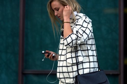 Αντίο, μαύρο: Αυτά τα τέσσερα χρώματα θα κυριαρχήσουν όλων των υπολοίπων στις χειμερινές εμφανίσεις