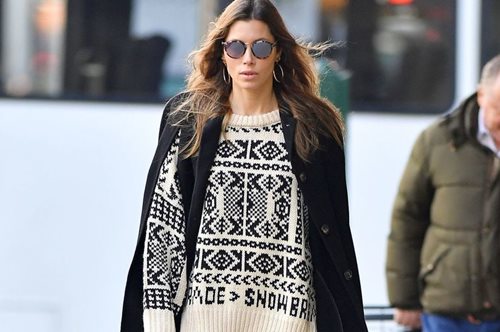 H Jessica Biel μόλις εμφανίστηκε με το πιο άσχημο ankle boot της σεζόν που έχει διάσημη υπογραφή