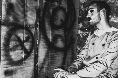 «Ξέχασε ό,τι σε έχουν μάθει»: Μια παράσταση στη μνήμη του Βαγγέλη Γιακουμάκη