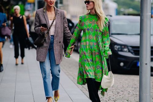 Μίνι φούστα: Έτσι την κάνει μια fashion editor να δείχνει σούπερ κομψή σε κάθε σιλουέτα και ηλικία