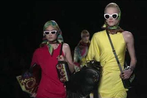 Ο οίκος Versace έδειξε το εντυπωσιακό ύφασμα που θα φοράμε όλοι του χρόνου το χειμώνα 