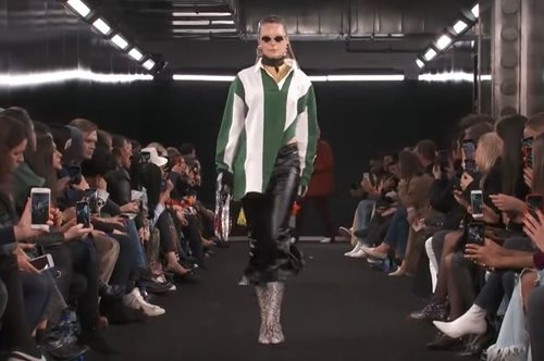 Αυτό το καθημερινό αντικείμενο του μπάνιου ο Alexander Wang το μετέτρεψε σε μοδάτο αξεσουάρ 