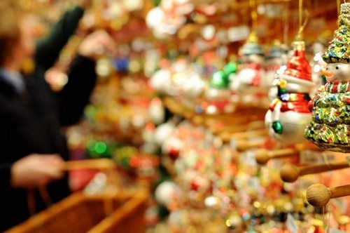 Εορταστικό ωράριο: Ποιες Κυριακές θα είναι ανοιχτά τα καταστήματα φέτος