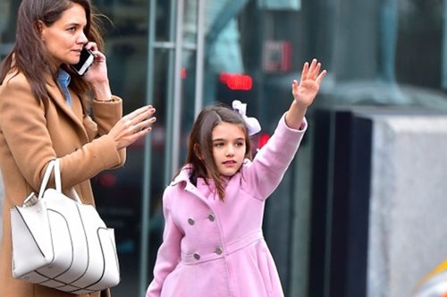 Δεν έρχεται σε επαφή με άλλα παιδιά. Oι παράλογοι κανόνες που πρέπει να ακολουθεί η Suri Cruise 