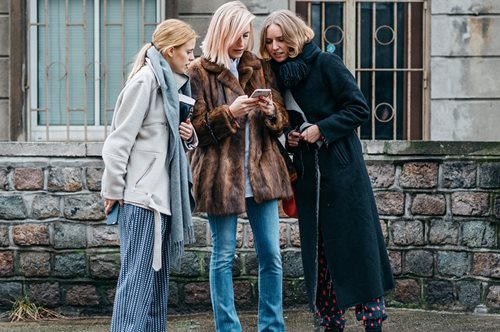 «Θα φέρει τους ανθρώπους πιο κοντά». Η Pantone μόλις ανακοίνωσε το επίσημο χρώμα του 2019