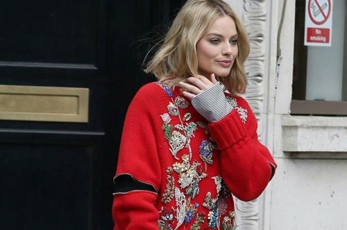 Οι celebrities βγάζουν από τη ντουλάπα τους το skinny τζιν για αυτό το νέο, ντένιμ παντελόνι