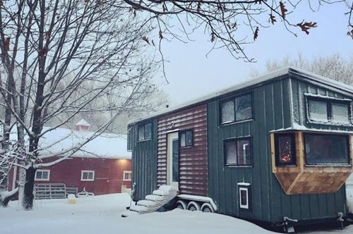 Μία ανύπαντρη μητέρα σχεδίασε, μόνη της, για την ίδια και την κόρη της ένα μικροσκοπικό σπίτι, 38τμ