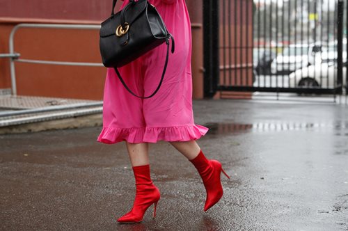 Το δίλημμα μιας γυναίκας απέναντι στις γυναικείες και τις αντρικές τουαλέτες και τα ψηλοτάκουνα 