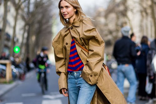 Η δύναμη του κλασικού. Οι στιλίστες επιμένουν ότι αυτό είναι το παπούτσι που αναδεκνύει όλα τα τζιν