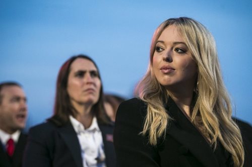 Η κόρη του Τραμπ βγαίνει με μετανάστη από τη Νιγηρία: ειρωνεία της τύχης