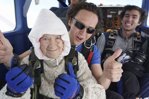 H 102χρονη που έκανε skydiving στη μνήμη της κόρης της: υποκλινόμαστε στο θάρρος και τη δύναμή της
