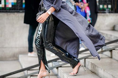 Το «σχεδόν γυμνό» τρεντ των ημερών δημιουργεί περίεργα οπτικά εφέ στους δρόμους 