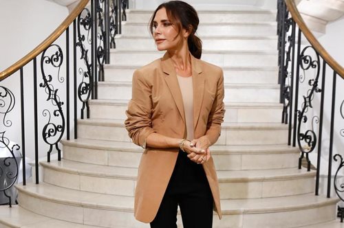 Η Βικτόρια Μπέκαμ έκανε ακαταμάχητο το πιο βαρετό ντύσιμο: δύο ρούχα των Zara για να το υιοθετήσεις