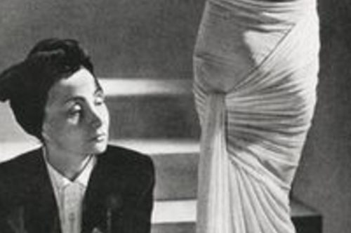 Madame Grès, η θρυλική δημιουργός του αισθησιακού ντραπέ φορέματος με επιρροές από την Αρχαία Ελλάδα