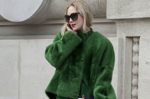 Το «δύσκολο» ύφασμα που σαρώνει φέτος στις casual εμφανίσεις μας