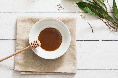 Λαμπερό και νεανικό πρόσωπο σε λίγα λεπτά: θαυματουργή σπιτική μάσκα με υλικά από την κουζίνα σου