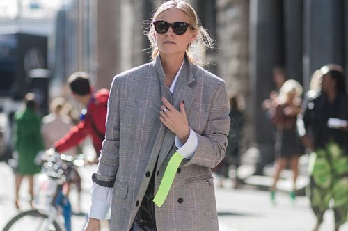 Το «βαρετό» πουλόβερ που υπάρχει στην ντουλάπα κάθε ενημερωμένης fashionista αυτή τη στιγμή