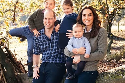 Η πρώτη επίσημη εμφάνιση του πρίγκιπα Λούι με την Κέιτ, τον Γουίλιαμ και τα δύο αδέρφια του 