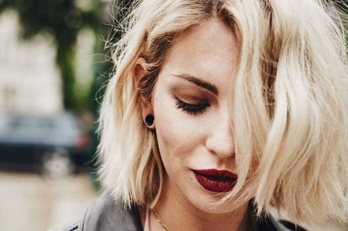 Απαλά κύματα: Το χτένισμα που ταιριάζει στις γυναίκες που έχουν περάσει τα 30 