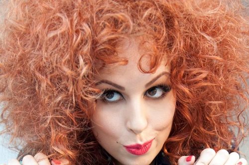 Η Σοφία Κουρτίδου θέλει να γίνουν τα μαλλιά της μουσικό όργανο που θα αλλάζει χρώματα και ήχους