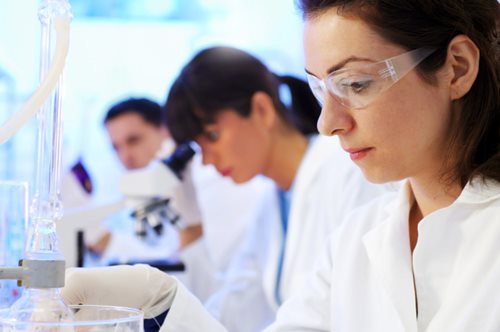 Τρεις Έλληνες και Κύπριοι επιστήμονες επικεφαλής της ομάδας που ανακάλυψε θεραπεία της λευχαιμίας