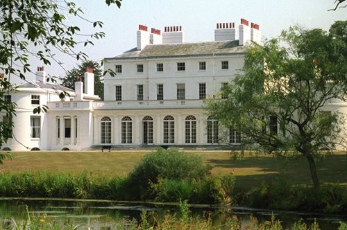 Μπήκαμε στη νέα κατοικία του πρίγκιπα Χάρι και της Μέγκαν Μαρκλ: ένας πριβέ παράδεισος με ιστορία