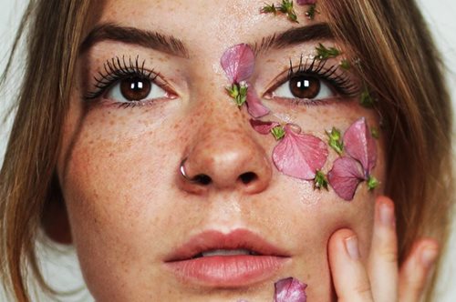 Αυτοί οι 3 µοναδικοί οροί οµορφιάς φτιάχνονται στην Ελλάδα: Αντιγήρανση, φρεσκάδα, λάμψη 