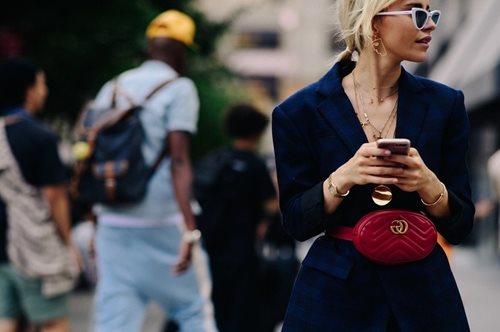 Τα ασχημόμορφα αθλητικά που φορούν με μανία οι fashion γυναίκες, αλλά συνεχίζουν να τα μισούν