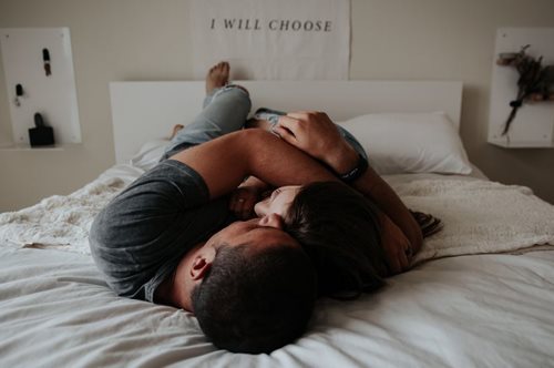 Αυτή είναι η μυστική συνταγή για να μη φύγει ποτέ ο ερωτισμός από ένα ζευγάρι που είναι καιρό μαζί