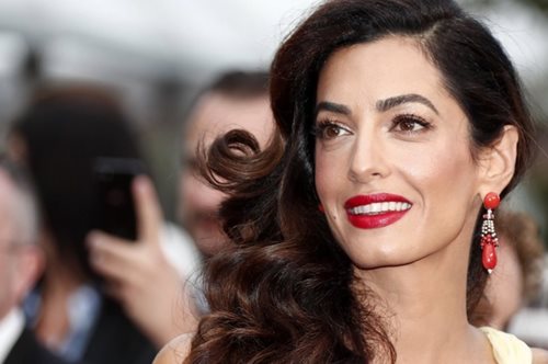 Το φόρεμα της Αμάλ που έκλεψε την παράσταση από το νυφικό της Μαρκλ: τώρα μπορείς να το αγοράσεις