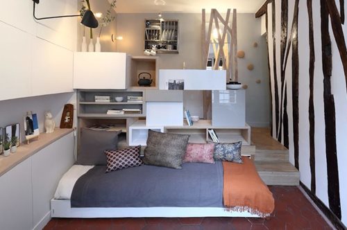 Μέσα σε ένα τοσοδούλι διαμέρισμα 12 τ.μ. στο Παρίσι η ζωή συνεχίζεται απολύτως κανονικά 