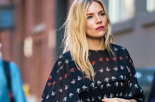 Ξεχάστε ό,τι ξέρατε. Αυτό είναι το «λάθος» τακούνι που φοράνε όλες οι celebrities αυτές τις γιορτές